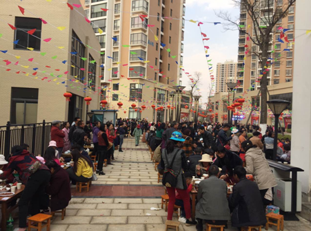 和順地產晉寧區(qū)安居家園舉辦首屆“花燈米線節(jié)長街宴”活動