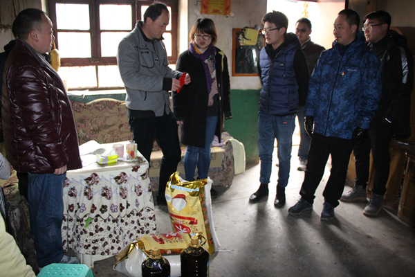 建工地產(chǎn)到青坪鄉(xiāng)慰問特困戶