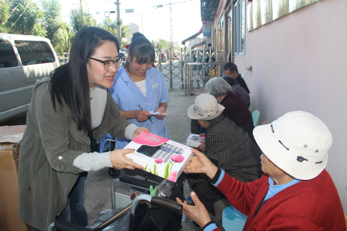 “關(guān)愛老人 弘揚(yáng)美德 回饋社會” ——省房公司機(jī)關(guān)黨支部到養(yǎng)老院開展送溫暖慰問活動
