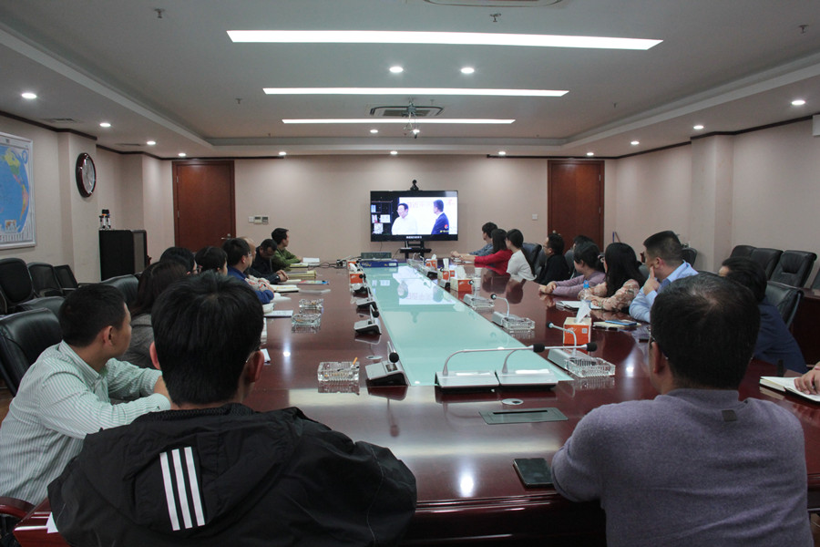 公司組織黨員干部職工收看《習(xí)近平關(guān)于“不忘初心、牢記使命”論述摘編》學(xué)習(xí)輔導(dǎo)“云嶺先鋒”夜校訪談節(jié)目