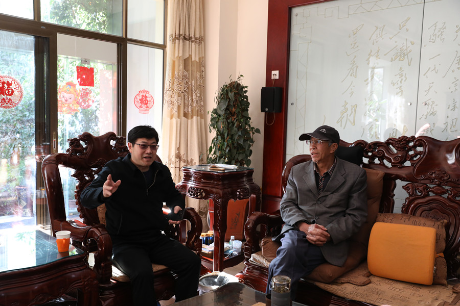 李家龍走訪慰問省房公司困難黨員