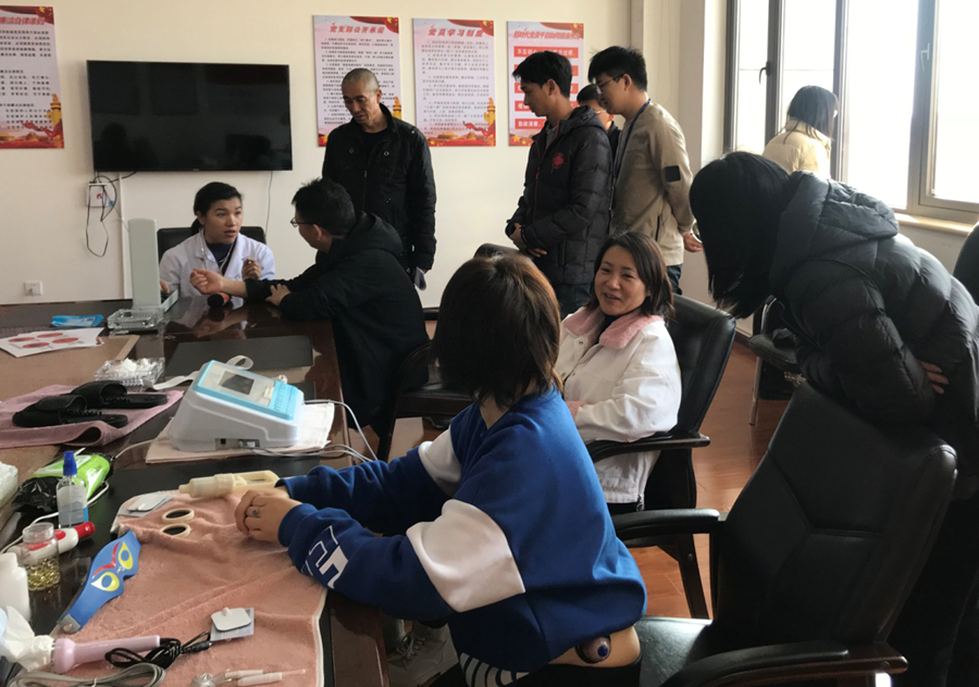 中國康復(fù)理療研究院調(diào)研人員到云建、南疆公司進(jìn)行義務(wù)健康指導(dǎo)