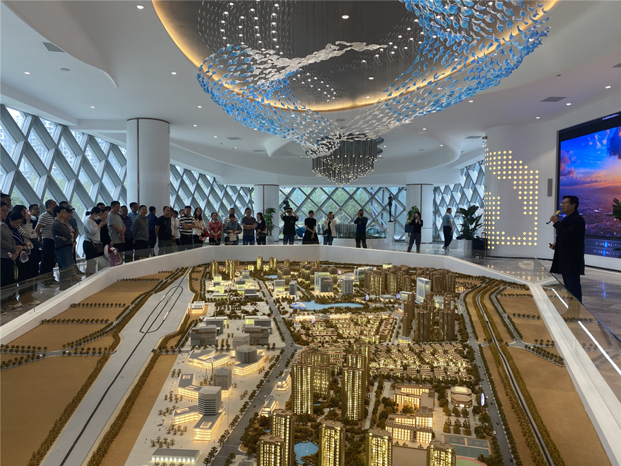 玉溪市百名專(zhuān)題培訓(xùn)班干部學(xué)員到玉溪高鐵新城參觀