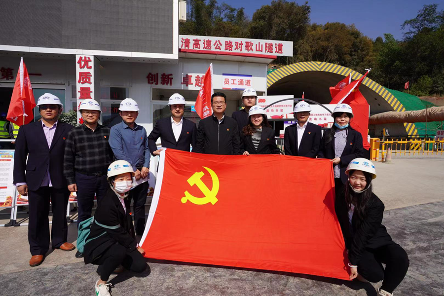 云航地產黨支部參加陽宗海風景名勝區(qū)七甸街道重點項目現(xiàn)場黨史學習教育活動