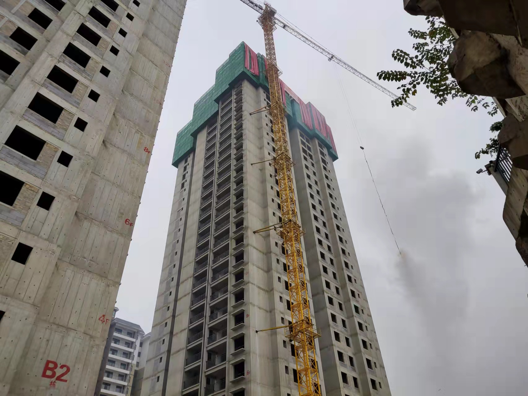 廣南棚改項(xiàng)目E1a-2地塊首棟樓完成主體結(jié)構(gòu)封頂