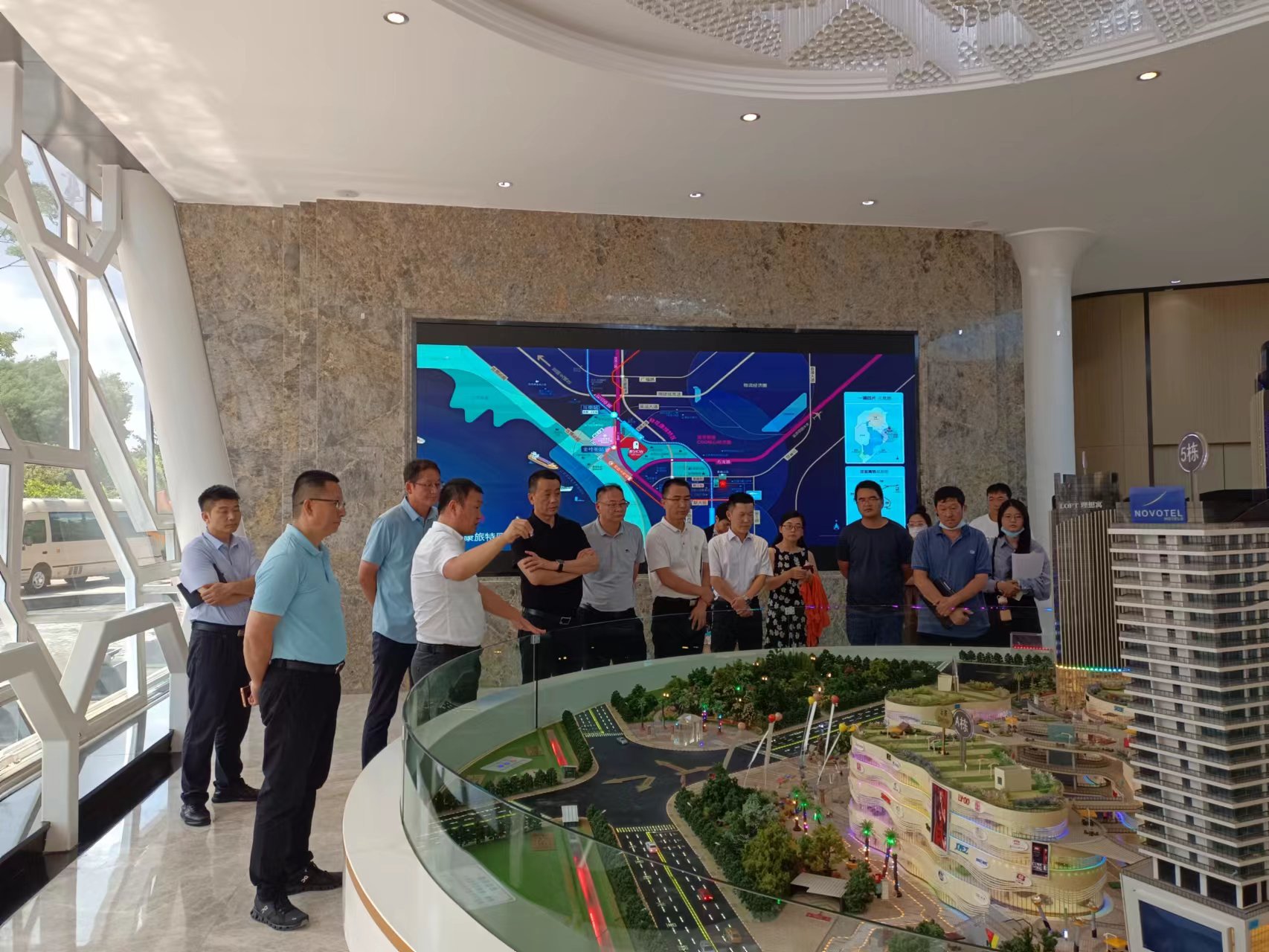 呈貢區(qū)委常委、常務(wù)副區(qū)長劉曉航一行到滇SHOW項(xiàng)目調(diào)研