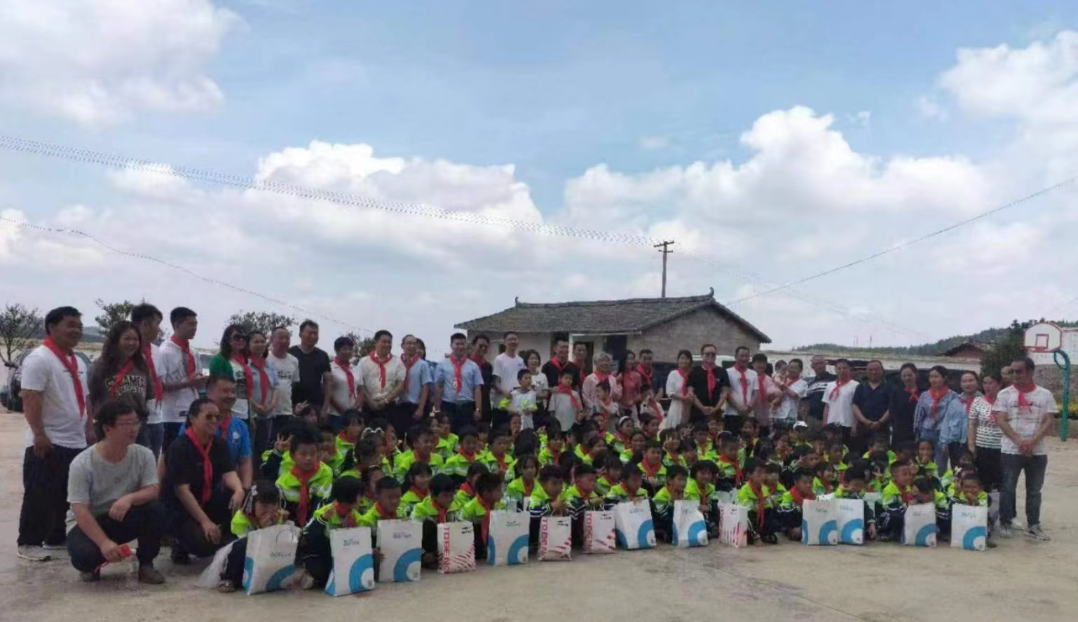 集團(tuán)鄉(xiāng)村振興駐村工作隊(duì)開展“六一”慰問活動(dòng)