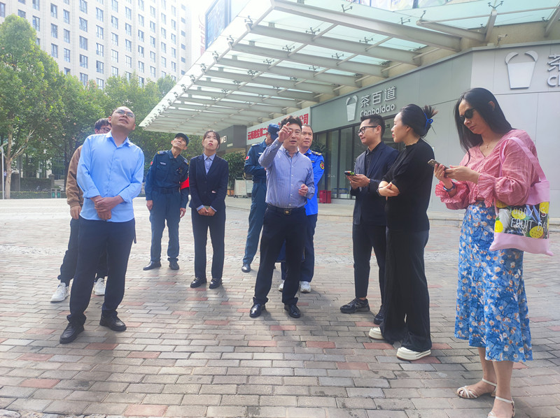 經(jīng)開區(qū)市政市容管理辦到建投生活廣場開展商鋪廣告牌安全檢查